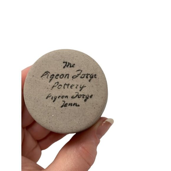 Pigeon Forge Pottery Dogwood Vase 3.5" Hand Painted Beige Vintage Bud souvenir - Picture 4 of 7